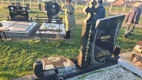 Skrnavili nadgrobni spomenik